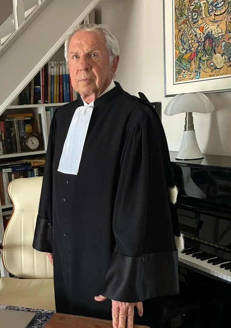 Maître Félix Allary en robe d’avocat